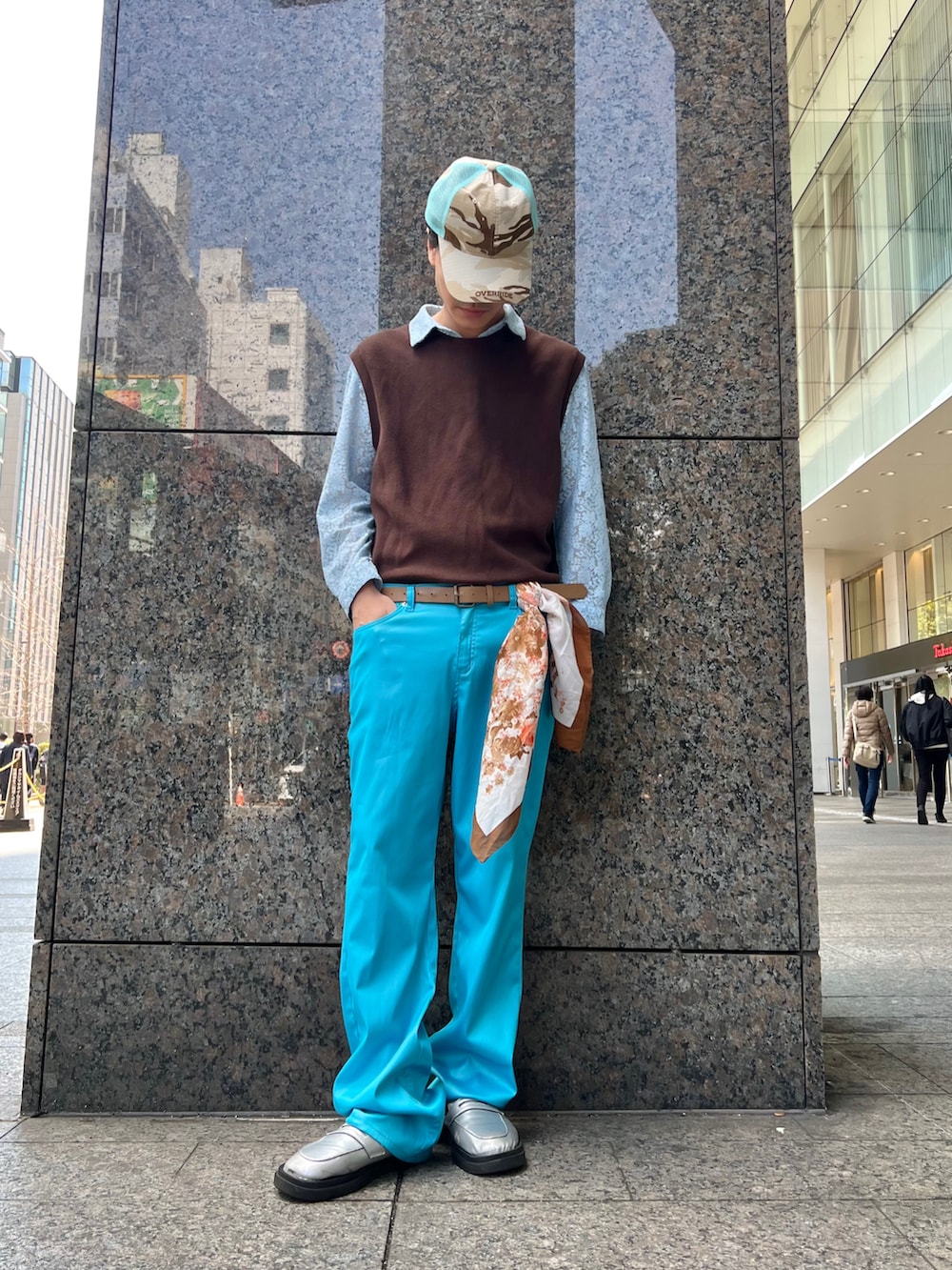ベージュ系のキャップを着用したメンズの春コーディネートの2枚目の写真