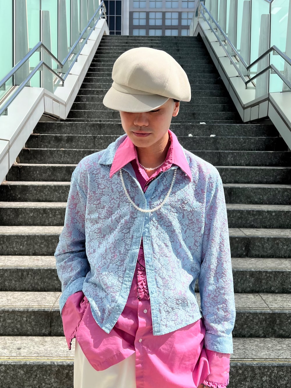 ベージュ系のキャスケットを着用したメンズの春コーディネートの5枚目の写真