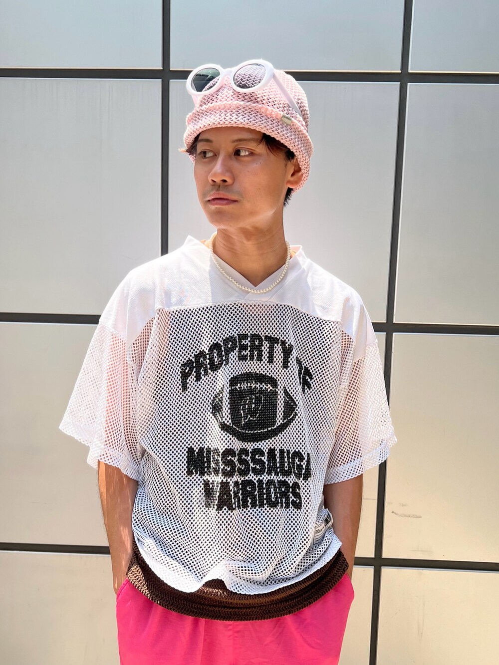ピンク系のニットキャップ/ビーニー、ホワイト系のサングラスを着用したメンズの夏コーディネートの4枚目の写真