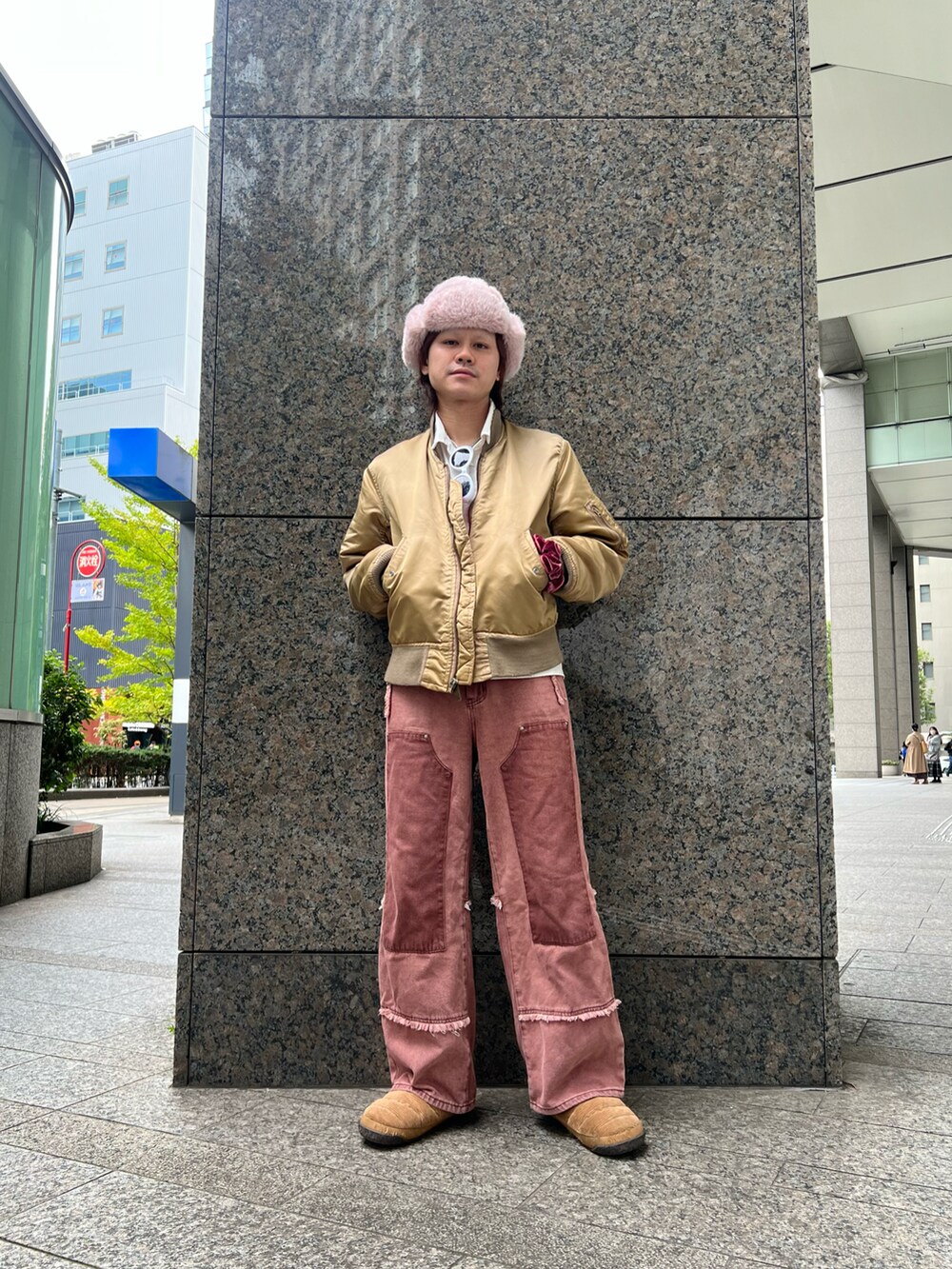 ゴールド系のMA-1、ブラウン系のスリッポン、ピンク系のハットを着用したメンズの秋コーディネートの3枚目の写真