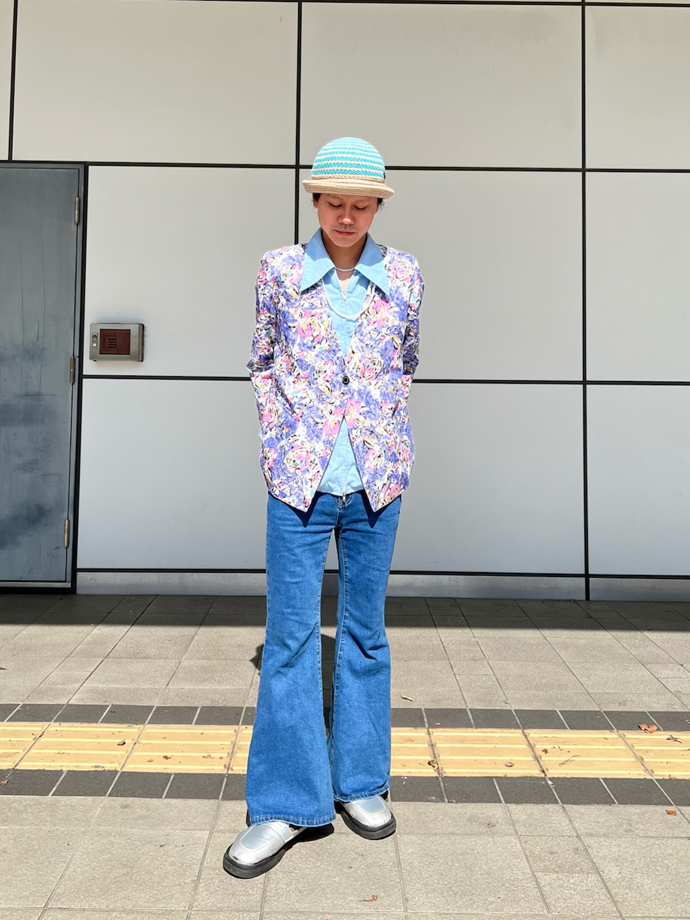 ベージュ系のハットを着用したメンズの春コーディネートの2枚目の写真