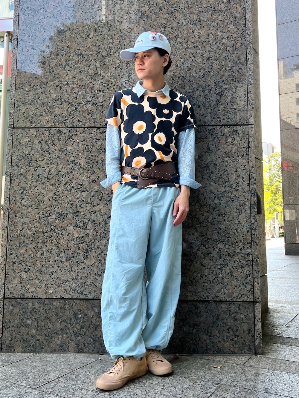 ブラック系のキャップ、ブラック系のキャップ、ブルー系のキャップを着用したメンズの春コーディネートの2枚目の写真