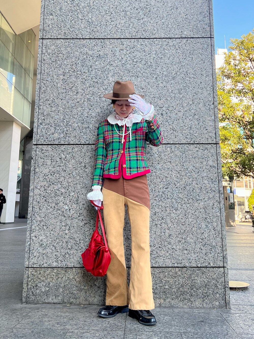 グリーン系のノーカラージャケット、ブラウン系のハットを着用したメンズの冬コーディネートの2枚目の写真