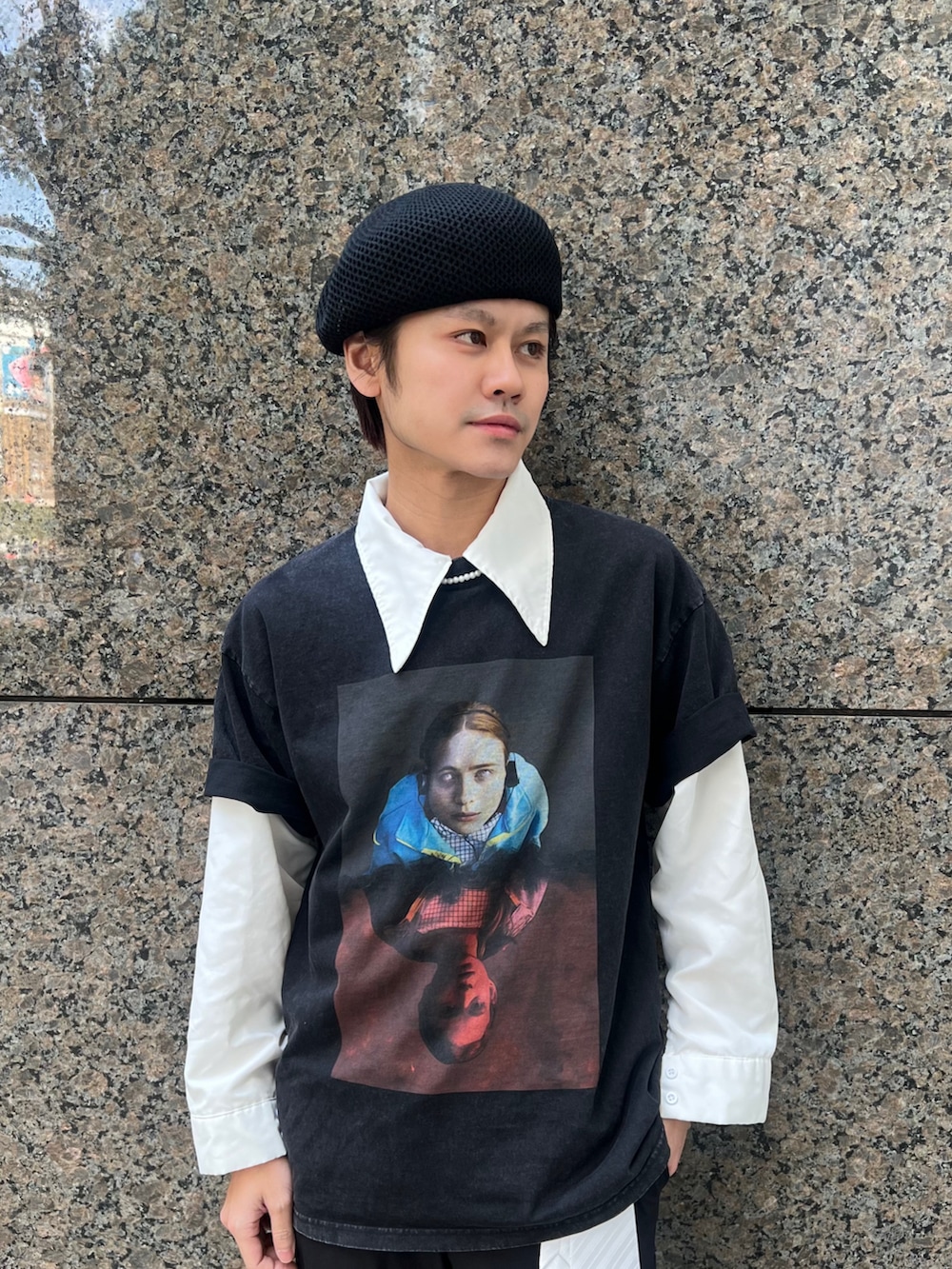 ブラック系のハンチング/ベレー帽を着用したメンズの春コーディネートの5枚目の写真