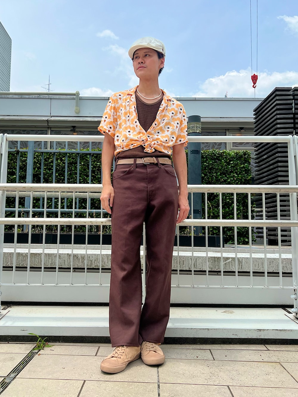 ホワイト系のハンチング/ベレー帽を着用したメンズの夏コーディネートの2枚目の写真