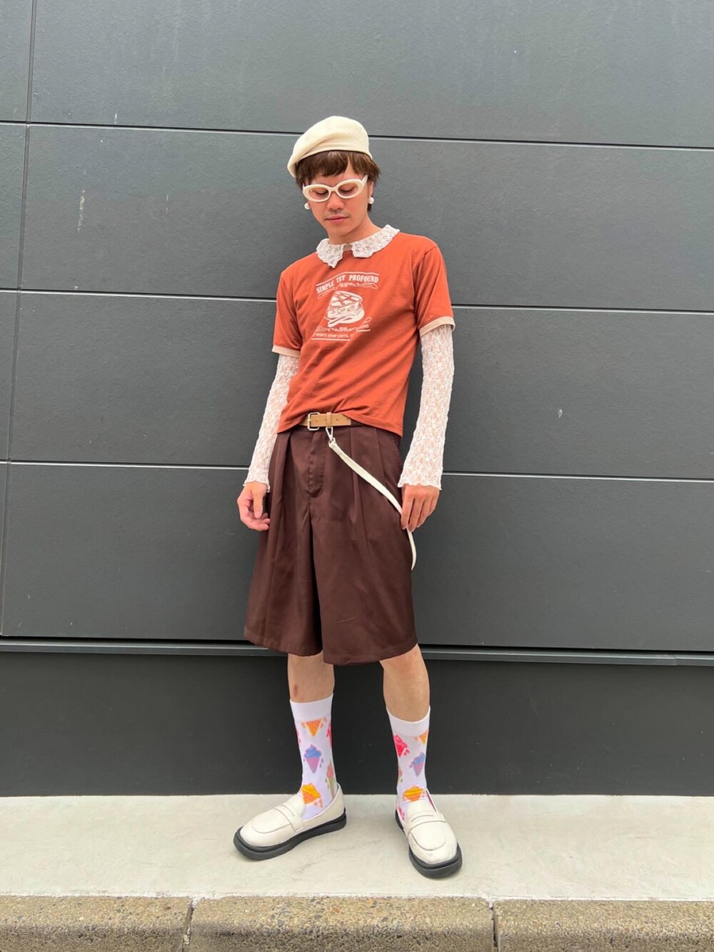 ブラウン系のTシャツ/カットソー、ホワイト系のソックス/靴下、ホワイト系のハンチング/ベレー帽を着用したメンズの秋コーディネートの3枚目の写真