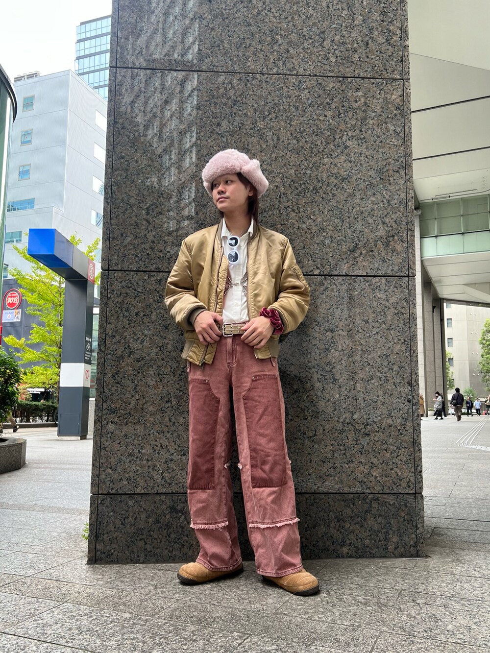 ゴールド系のMA-1、ブラウン系のスリッポン、ピンク系のハットを着用したメンズの秋コーディネートの4枚目の写真