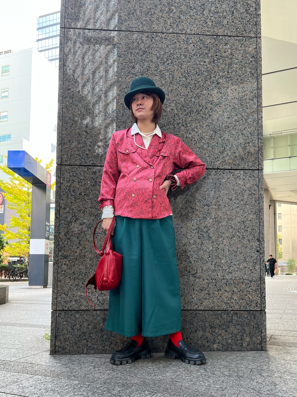 レッド系のジャケット/アウター、グリーン系のハットを着用したメンズの秋コーディネートの3枚目の写真