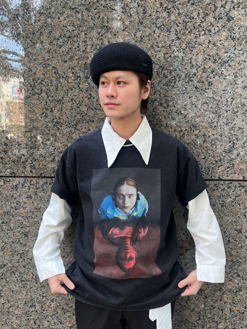 ブラック系のハンチング/ベレー帽を着用したメンズの春コーディネートの4枚目の写真