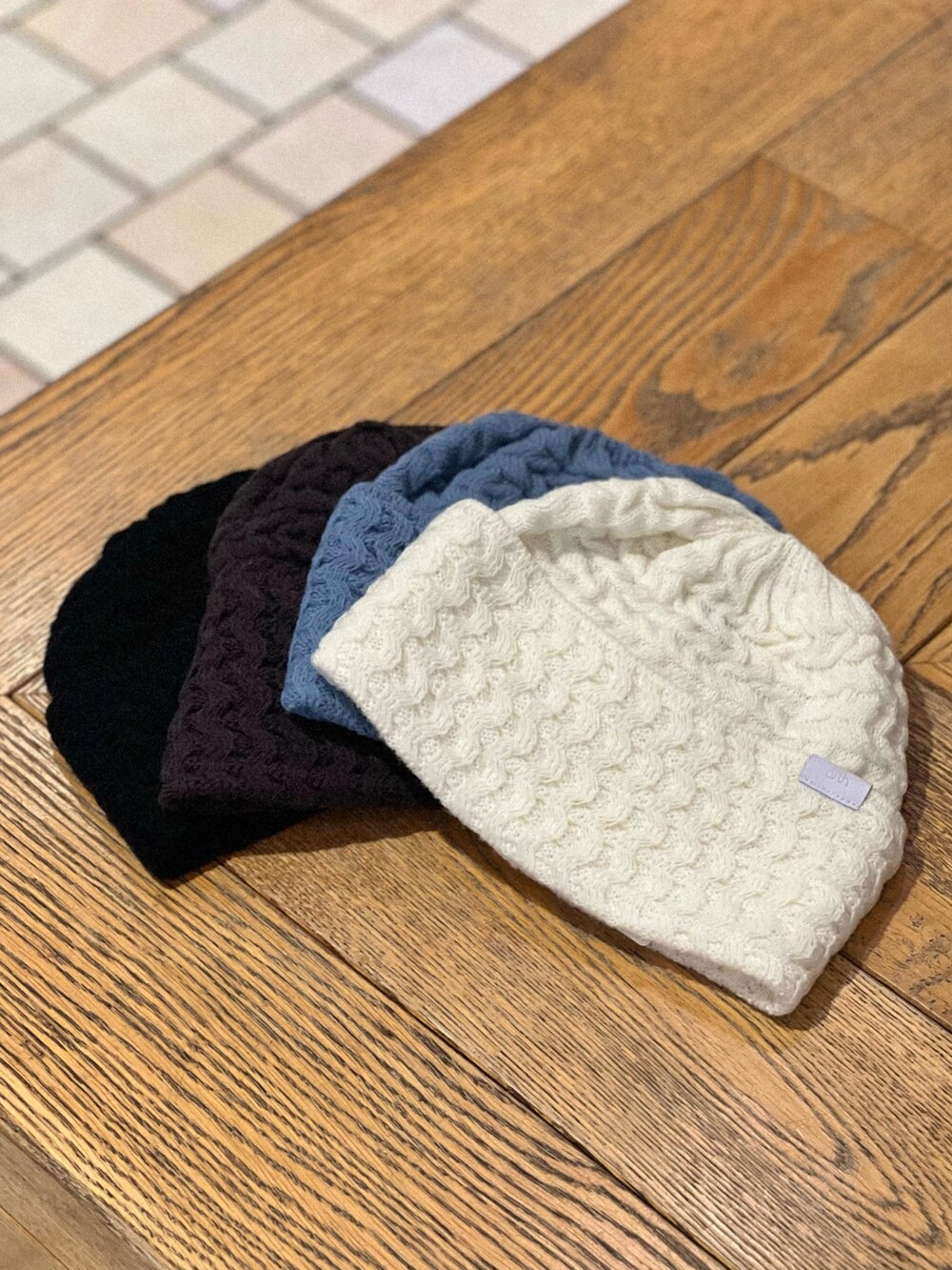 ブルー系のスラックス、ピンク系のソックス/靴下、ホワイト系のニットキャップ/ビーニーを着用したメンズの秋コーディネートの5枚目の写真