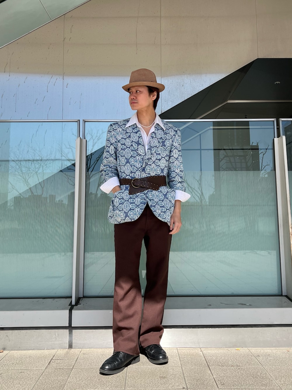 ブラウン系のハットを着用したメンズの春コーディネートの2枚目の写真