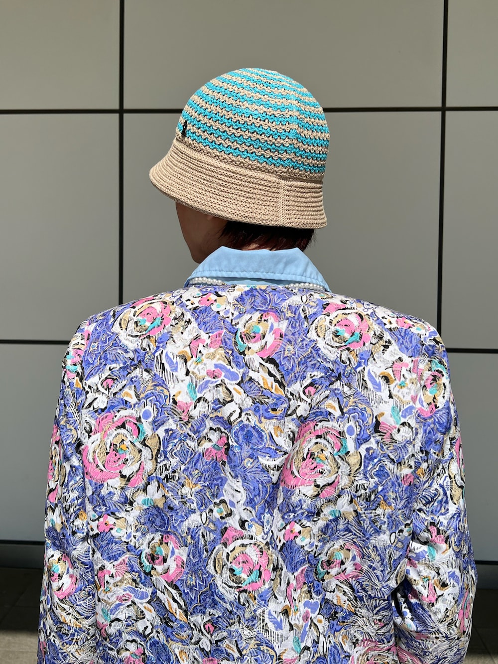 ベージュ系のハットを着用したメンズの春コーディネートの5枚目の写真