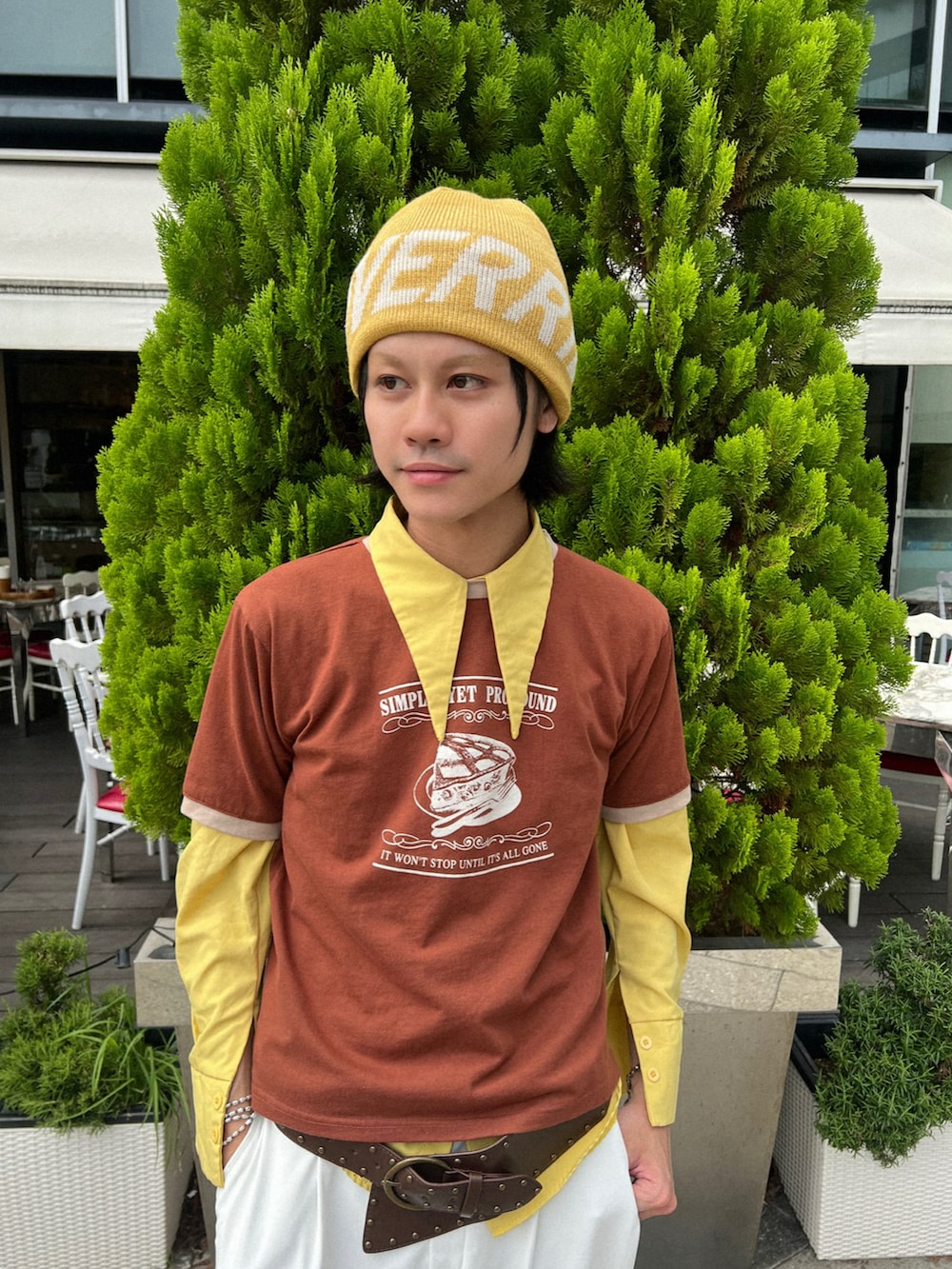 ブラウン系のスリッポン、ブラウン系のTシャツ/カットソー、イエロー系のニットキャップ/ビーニーを着用したメンズの秋コーディネートの3枚目の写真