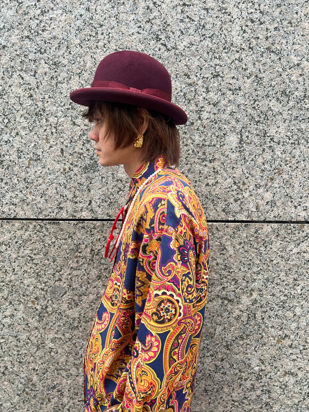 その他のシャツ/ブラウス、ブルー系のソックス/靴下、レッド系のハットを着用したメンズの秋コーディネートの4枚目の写真