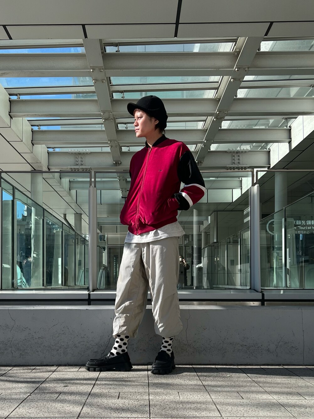 レッド系のジャケット/アウター、シルバー系のパンツ、ブラック系のキャップを着用したメンズの冬コーディネートの3枚目の写真