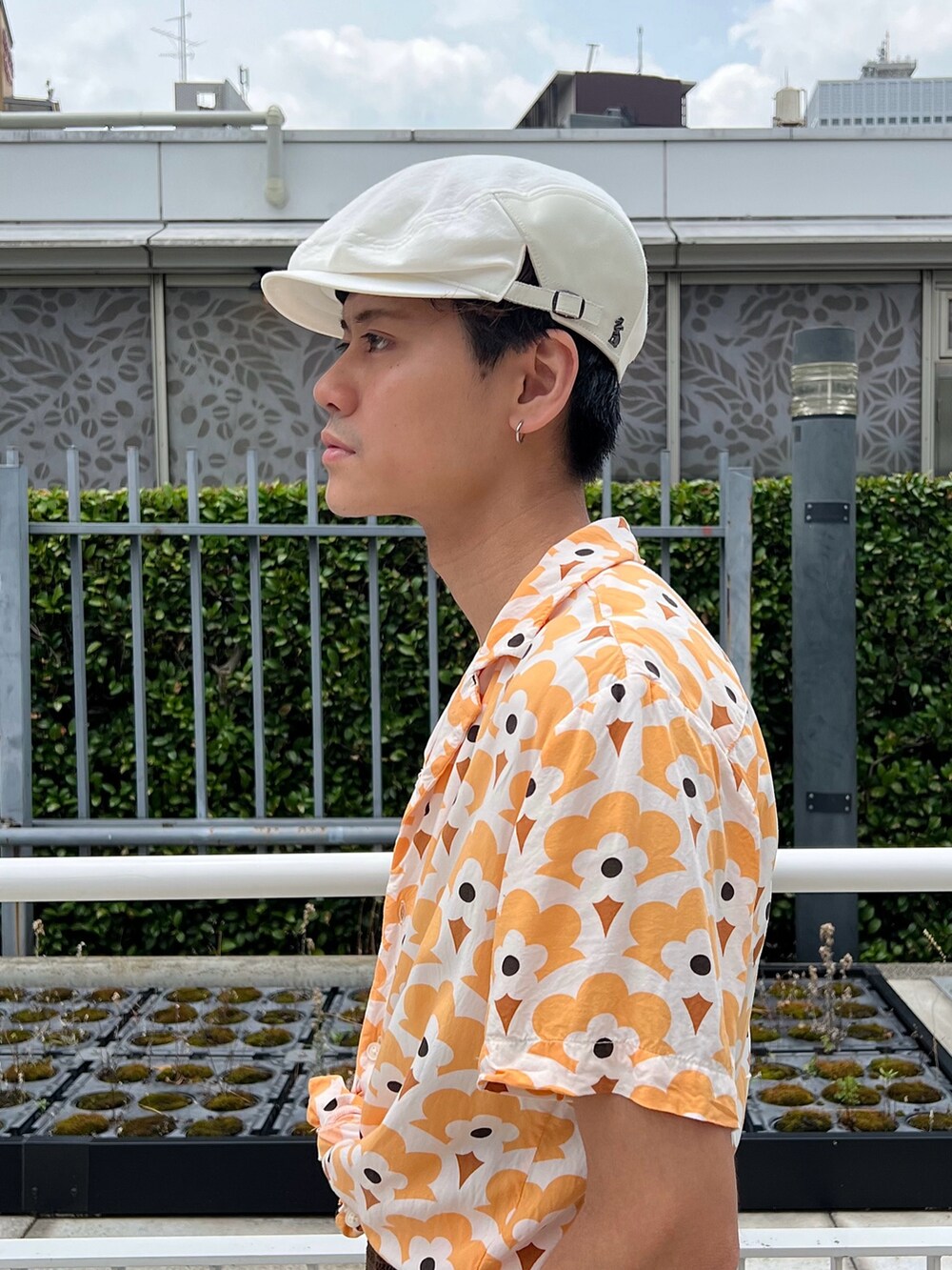 ホワイト系のハンチング/ベレー帽を着用したメンズの夏コーディネートの4枚目の写真