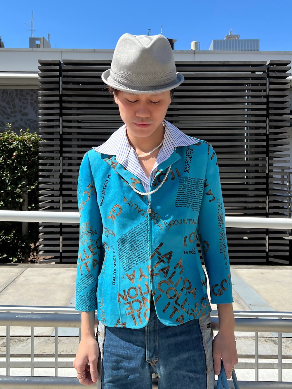 グレー系のハットを着用したメンズの春コーディネートの5枚目の写真