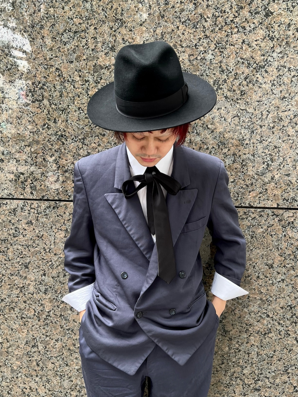 ブラック系のハットを着用したメンズの冬コーディネートの3枚目の写真