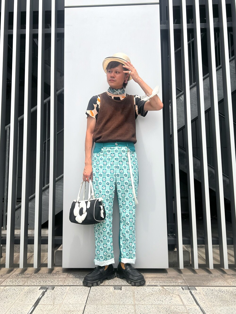 その他のTシャツ/カットソー、その他のTシャツ/カットソー、ベージュ系のハットを着用したメンズの秋コーディネートの2枚目の写真