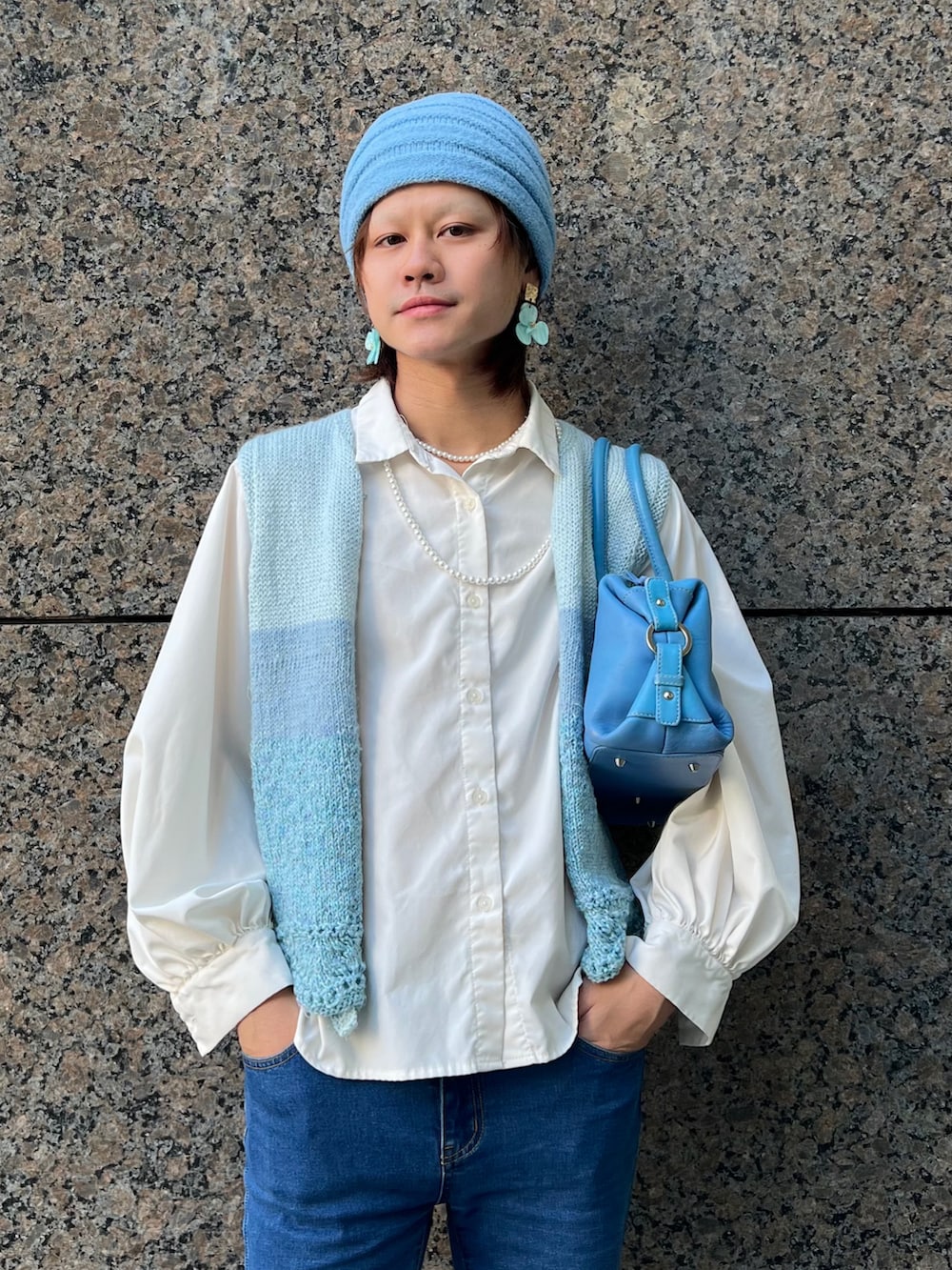 ブルー系のトップス、ブルー系のハンドバッグ、ブルー系のニットキャップ/ビーニーを着用したメンズの秋コーディネートの3枚目の写真