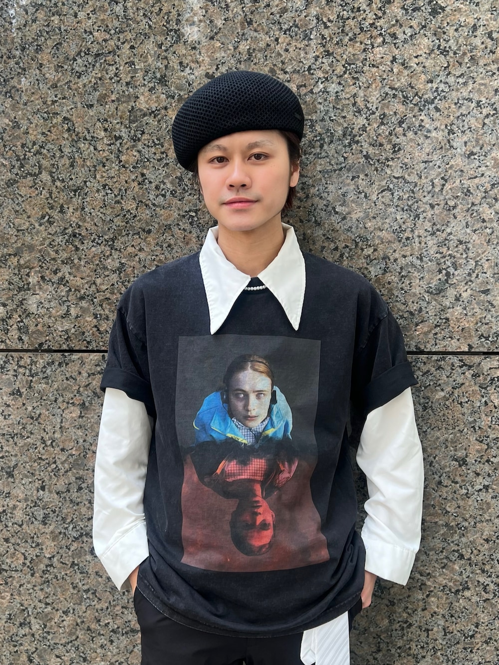 ブラック系のハンチング/ベレー帽を着用したメンズの春コーディネートの2枚目の写真