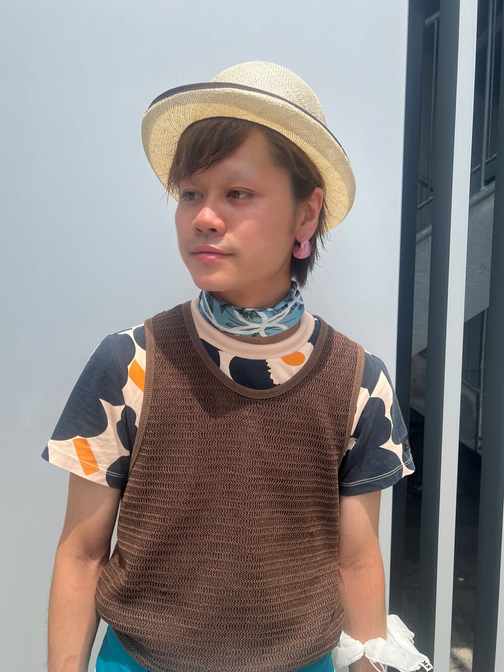 その他のTシャツ/カットソー、その他のTシャツ/カットソー、ベージュ系のハットを着用したメンズの秋コーディネートの5枚目の写真