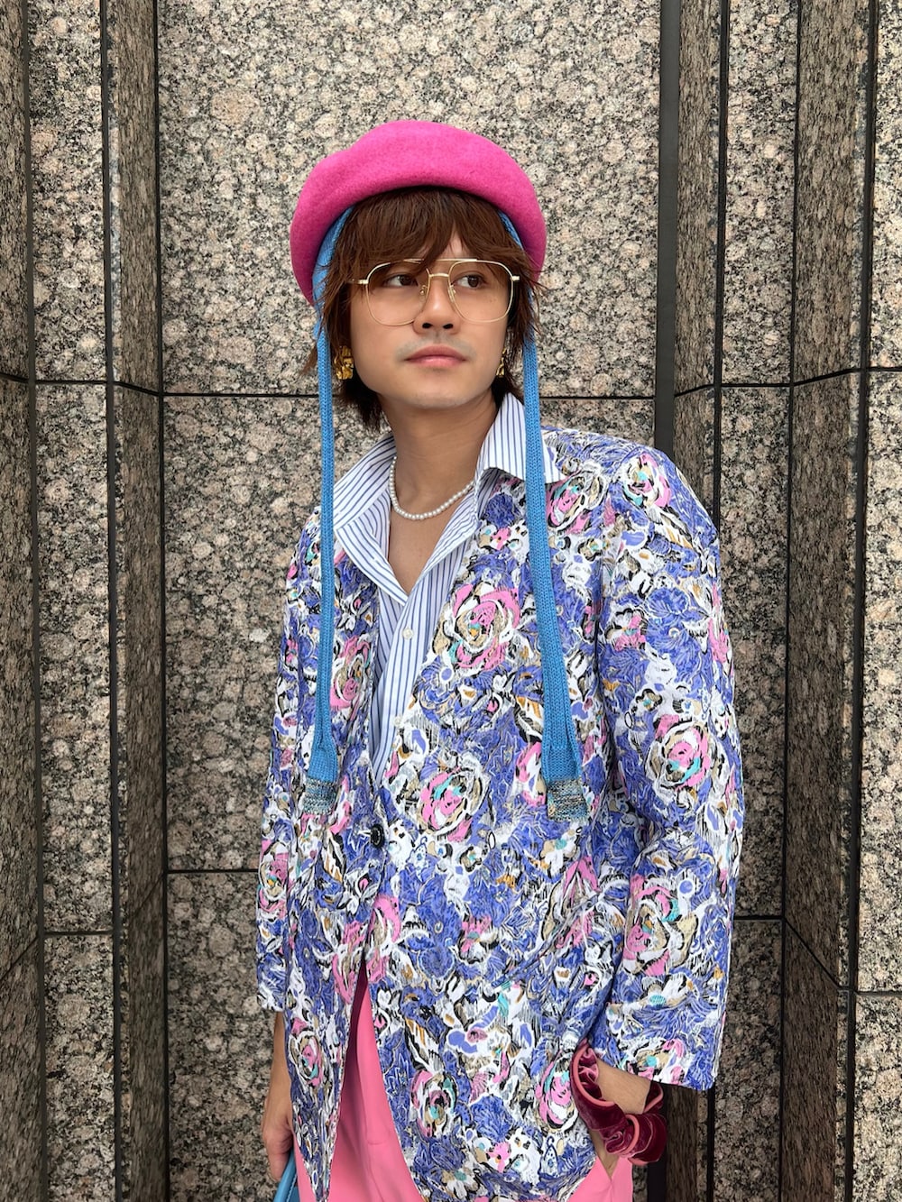 ブルー系のハンドバッグ、ピンク系のハンチング/ベレー帽、ブルー系のハットを着用したメンズの秋コーディネートの5枚目の写真