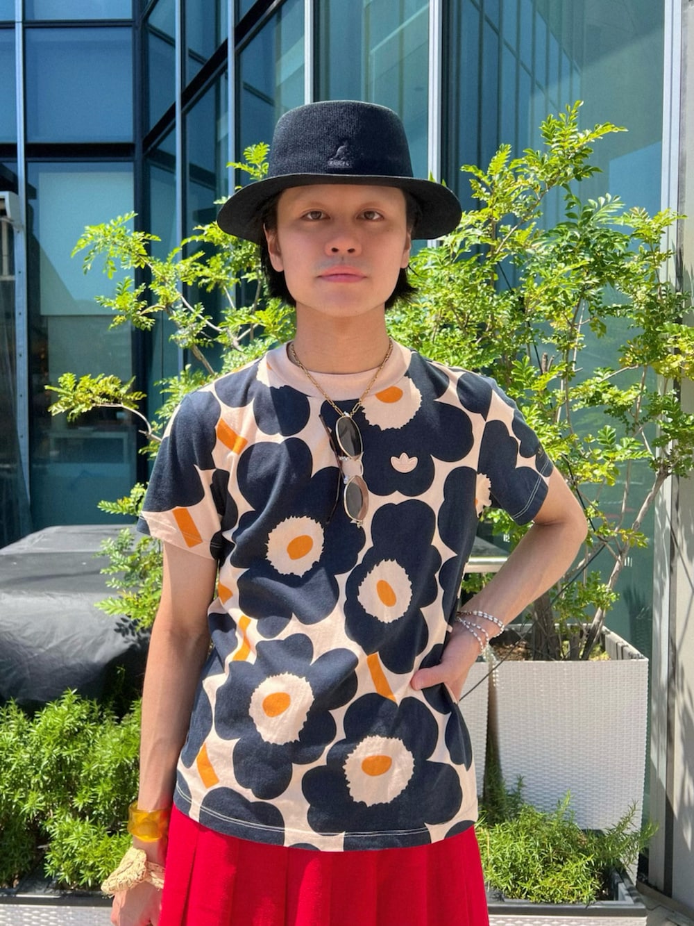 その他のTシャツ/カットソー、その他のTシャツ/カットソー、レッド系のスカートを着用したメンズの夏コーディネートの3枚目の写真