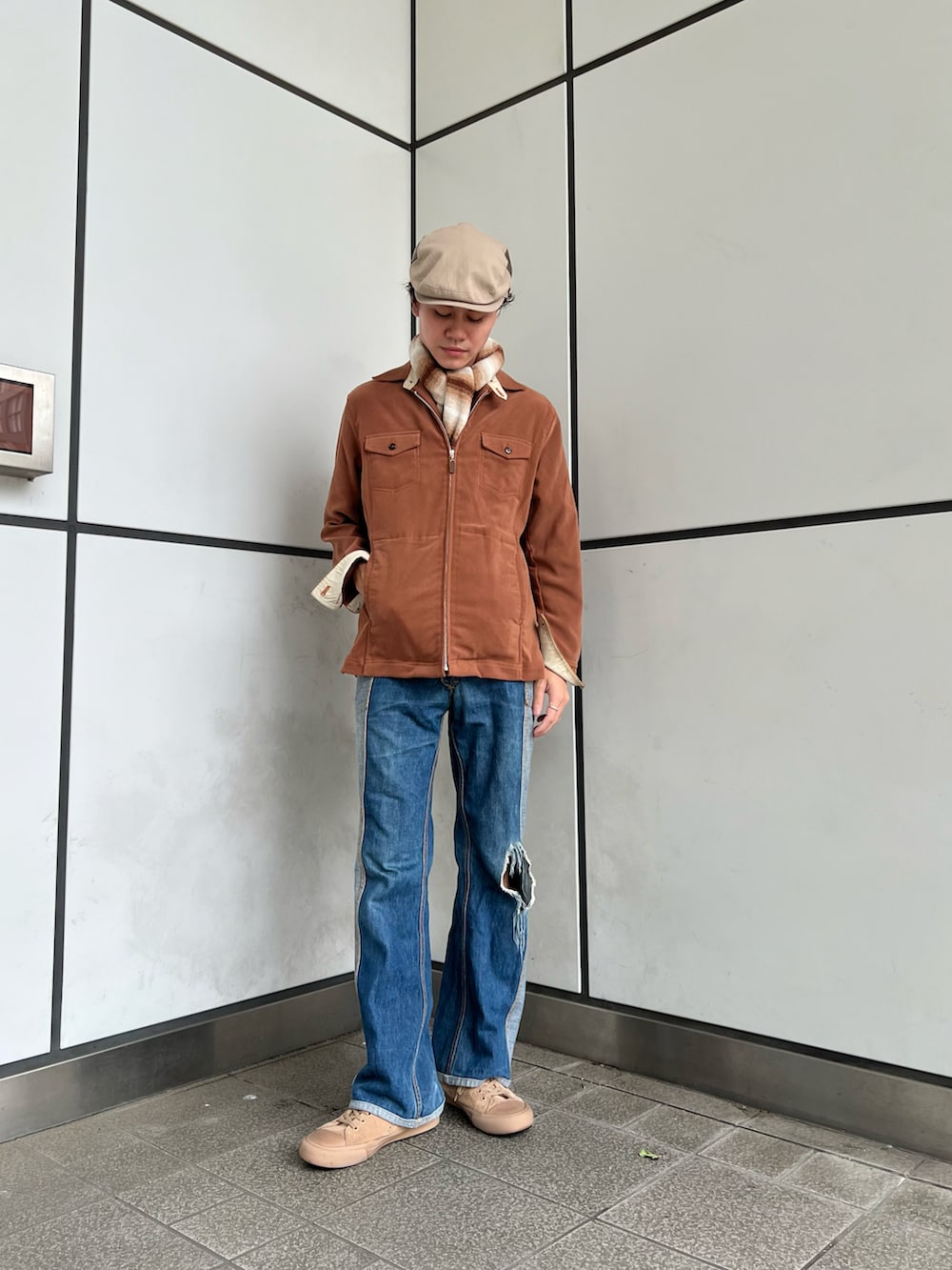 ベージュ系のハンチング/ベレー帽を着用したメンズの秋コーディネートの2枚目の写真