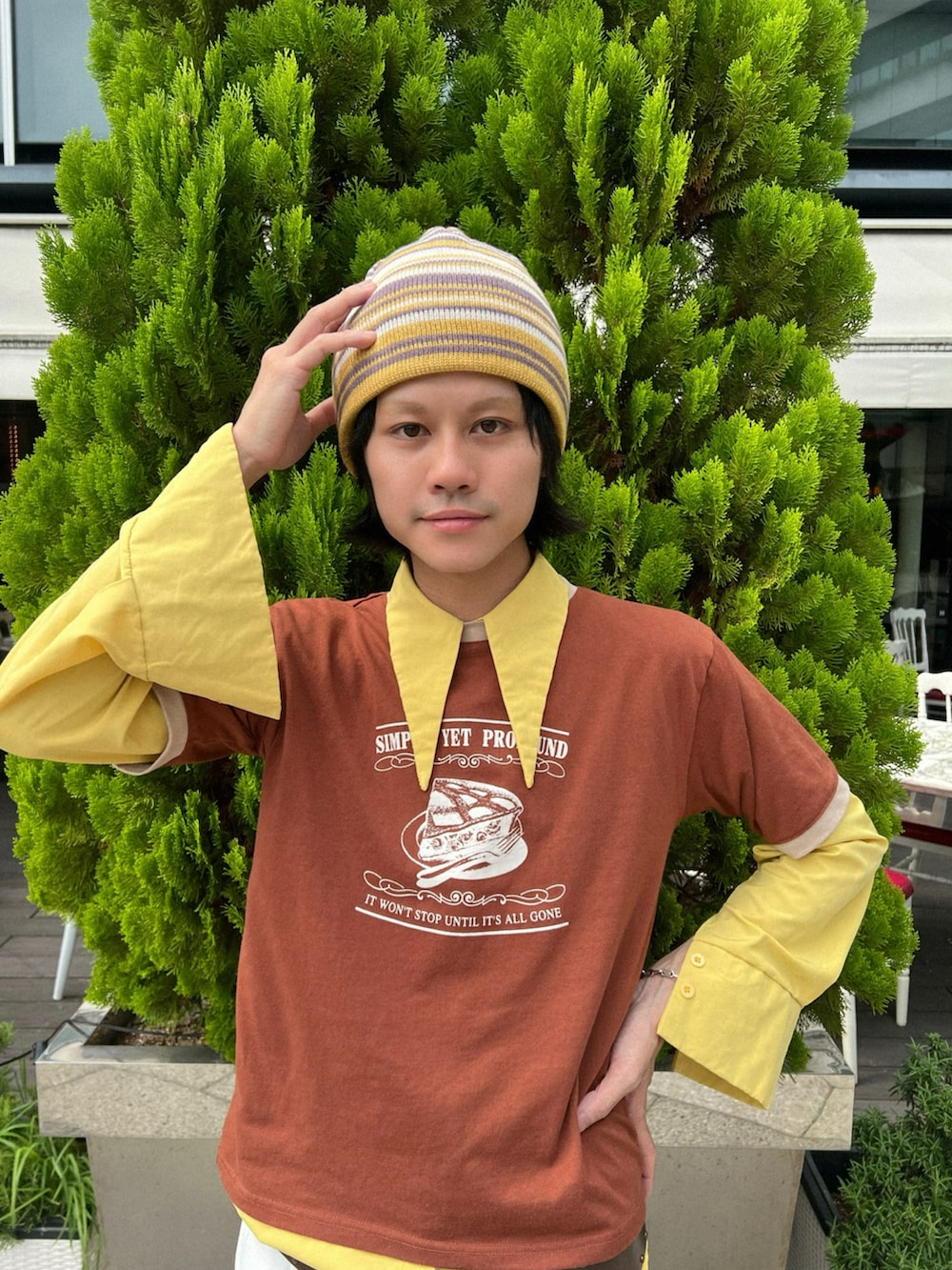 ブラウン系のスリッポン、ブラウン系のTシャツ/カットソー、イエロー系のニットキャップ/ビーニーを着用したメンズの秋コーディネートの4枚目の写真