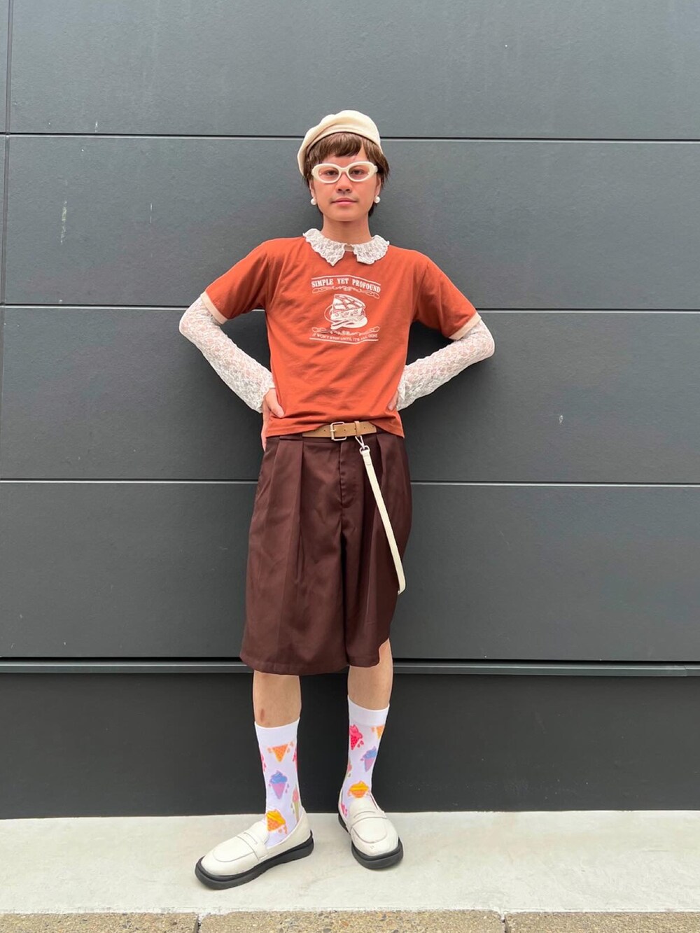 ブラウン系のTシャツ/カットソー、ホワイト系のソックス/靴下、ホワイト系のハンチング/ベレー帽を着用したメンズの秋コーディネートの2枚目の写真