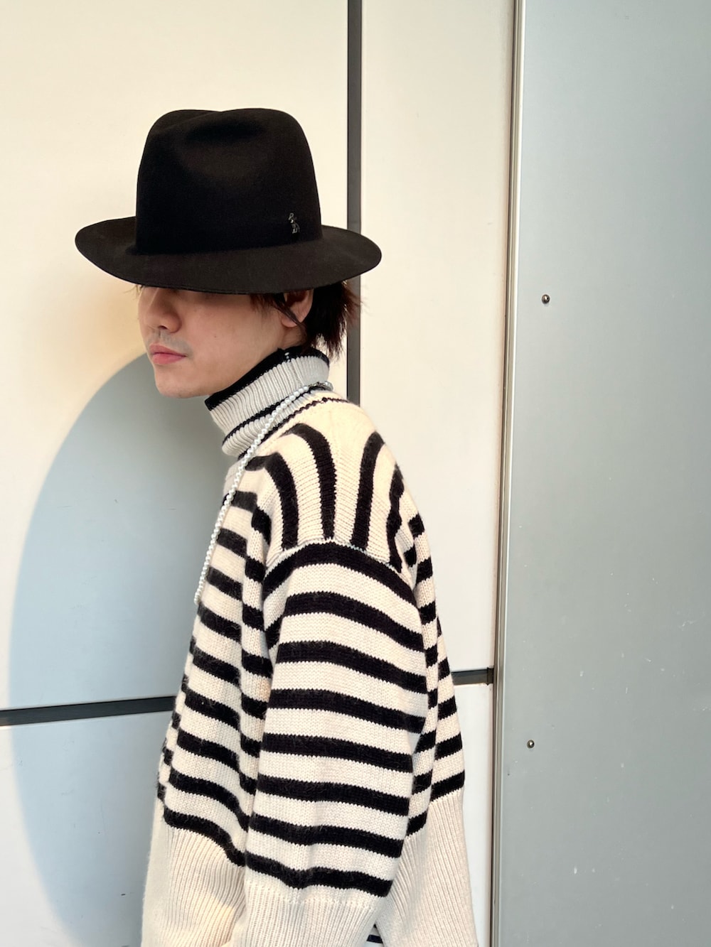 ブラック系のハットを着用したメンズの冬コーディネートの3枚目の写真