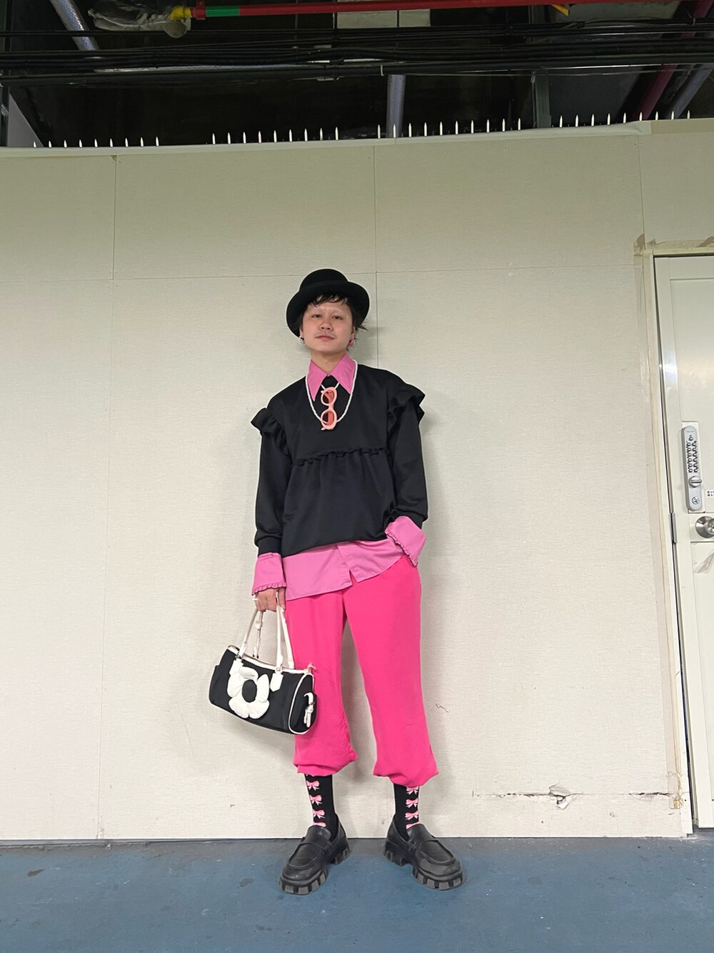 ブラック系のトップス、ブラック系のハット、その他のソックス/靴下を着用したメンズの冬コーディネートの2枚目の写真