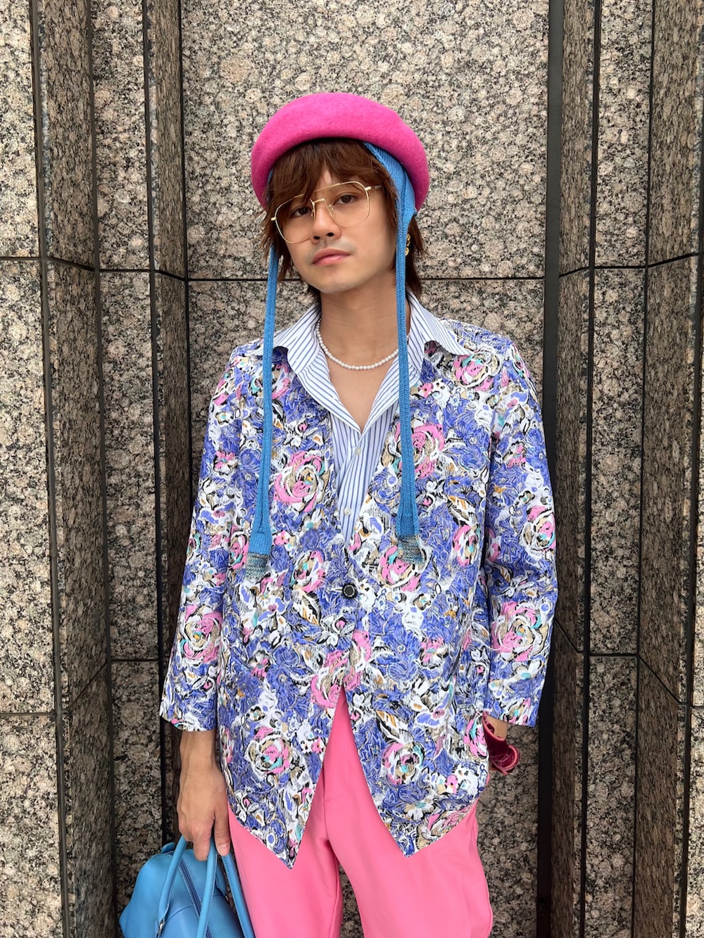 ブルー系のハンドバッグ、ピンク系のハンチング/ベレー帽、ブルー系のハットを着用したメンズの秋コーディネートの4枚目の写真