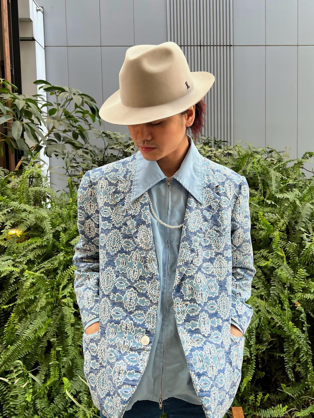 ベージュ系のハットを着用したメンズの冬コーディネートの2枚目の写真