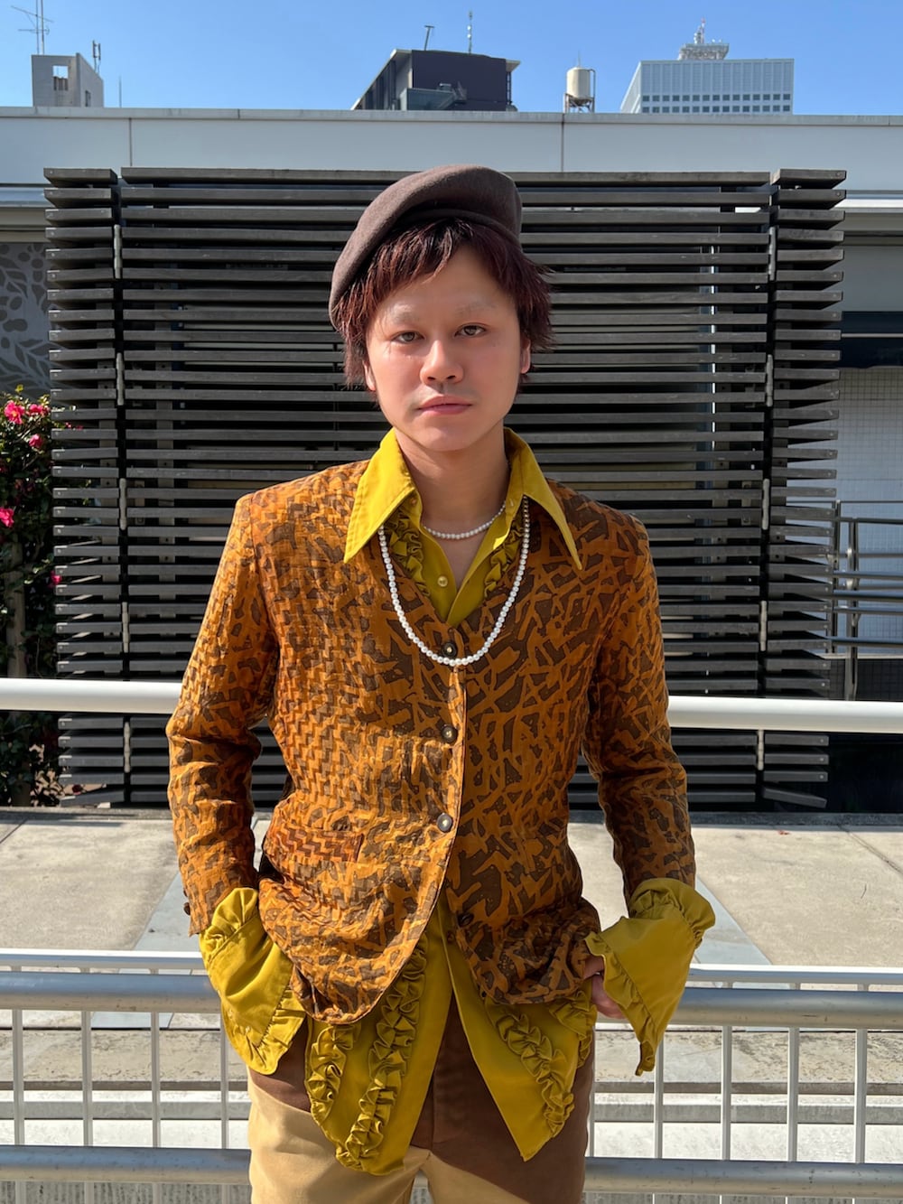 ブラウン系のハンチング/ベレー帽を着用したメンズの冬コーディネートの3枚目の写真