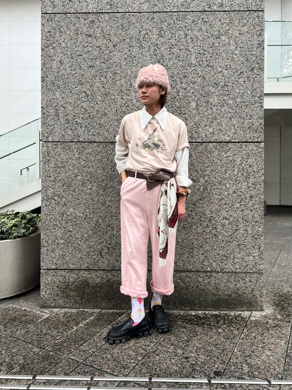 ピンク系のスウェットパンツ、ホワイト系のソックス/靴下、ピンク系のニットキャップ/ビーニーを着用したメンズの秋コーディネートの2枚目の写真