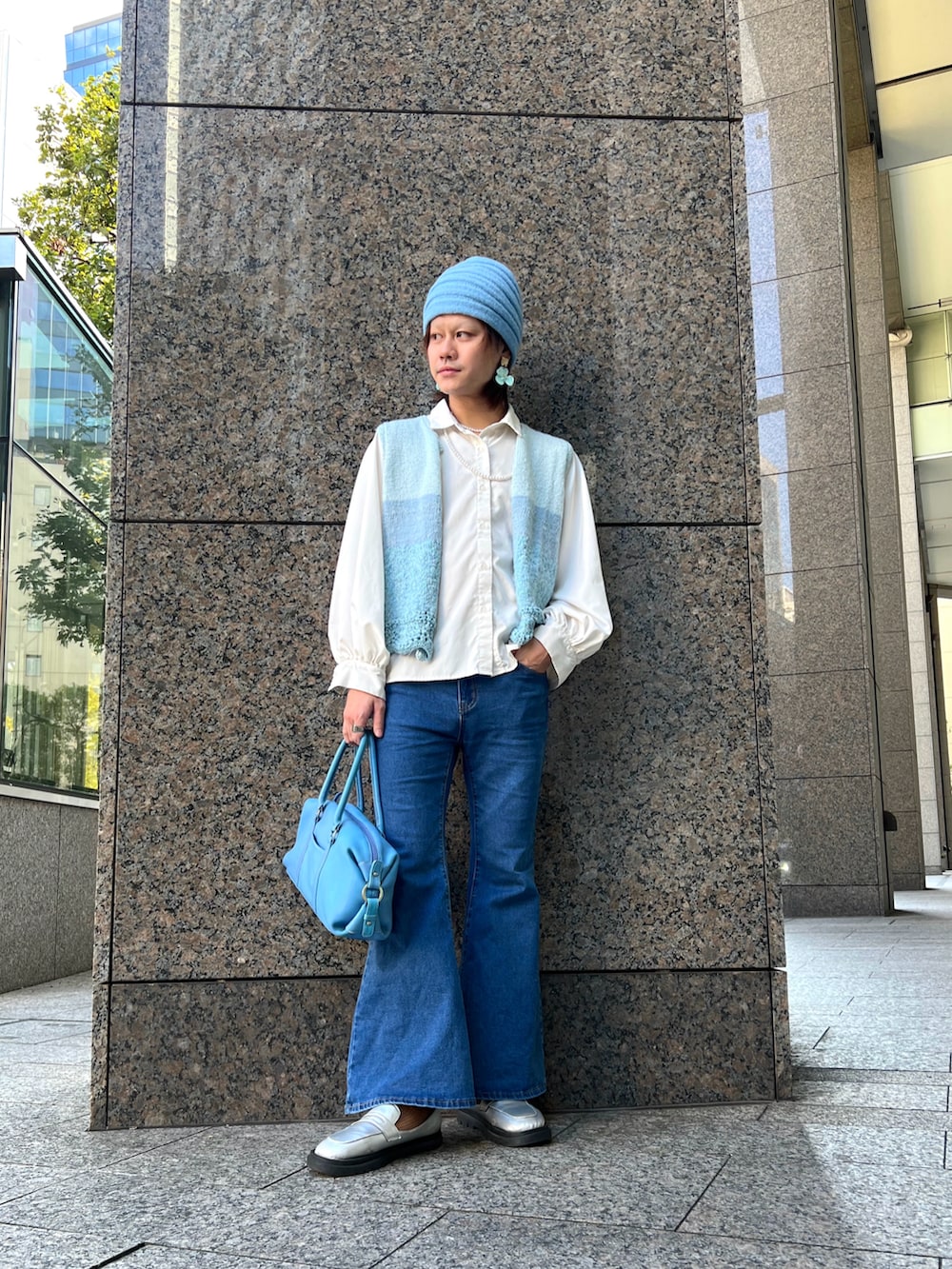 ブルー系のトップス、ブルー系のハンドバッグ、ブルー系のニットキャップ/ビーニーを着用したメンズの秋コーディネートの2枚目の写真