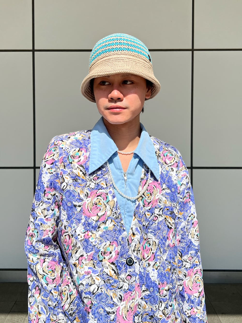 ベージュ系のハットを着用したメンズの春コーディネートの3枚目の写真