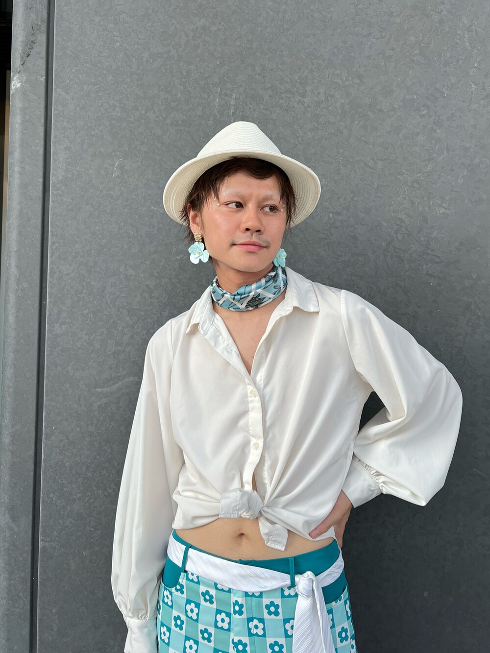 ホワイト系のシャツ/ブラウス、ホワイト系のハットを着用したメンズの夏コーディネートの5枚目の写真