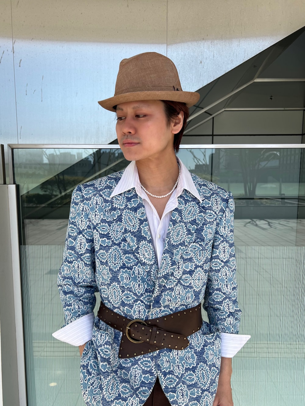 ブラウン系のハットを着用したメンズの春コーディネートの4枚目の写真