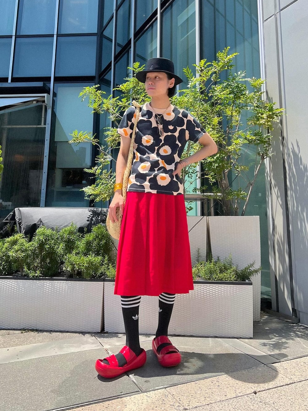 その他のTシャツ/カットソー、その他のTシャツ/カットソー、レッド系のスカートを着用したメンズの夏コーディネートの2枚目の写真