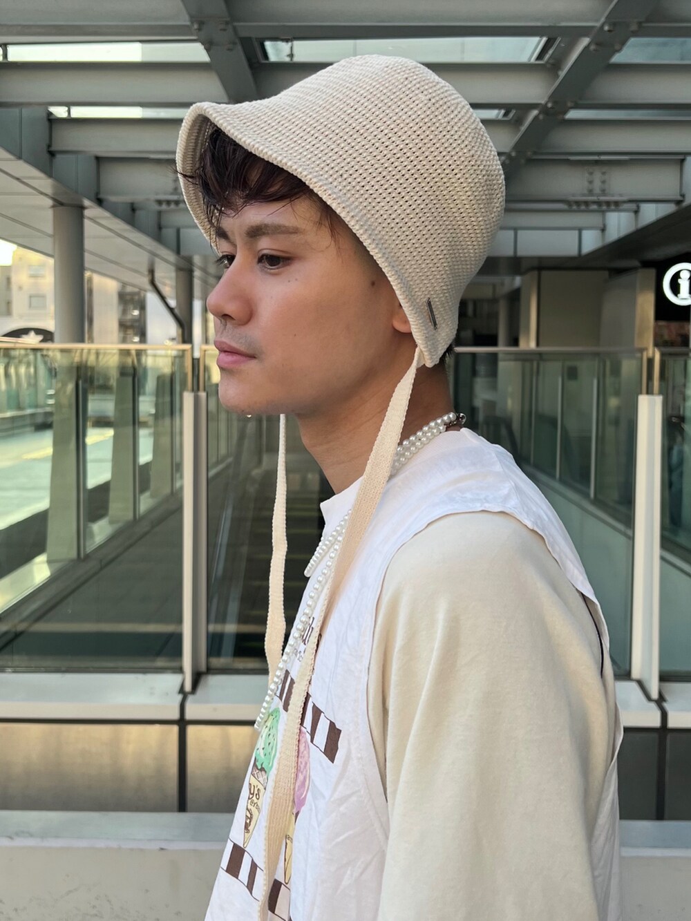 ホワイト系のハットを着用したメンズの春コーディネートの4枚目の写真