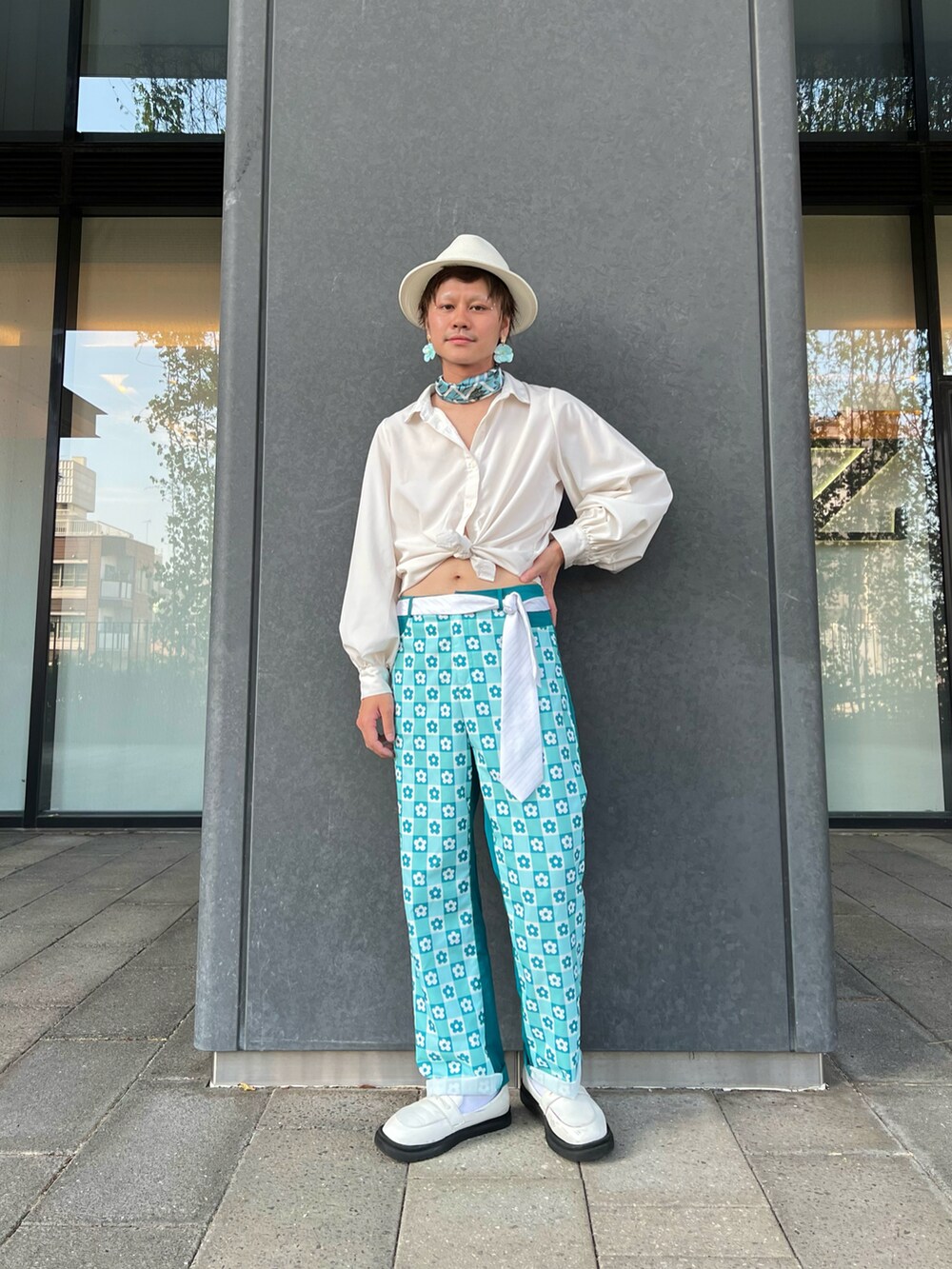 ホワイト系のシャツ/ブラウス、ホワイト系のハットを着用したメンズの夏コーディネートの2枚目の写真