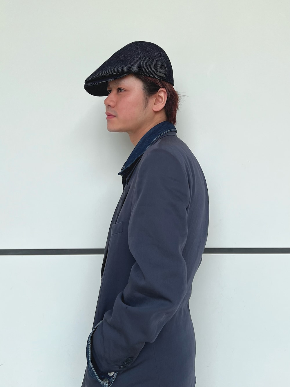 ブルー系のハンチング/ベレー帽を着用したメンズの春コーディネートの5枚目の写真