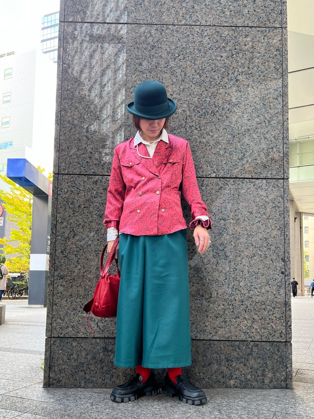 レッド系のジャケット/アウター、グリーン系のハットを着用したメンズの秋コーディネートの2枚目の写真