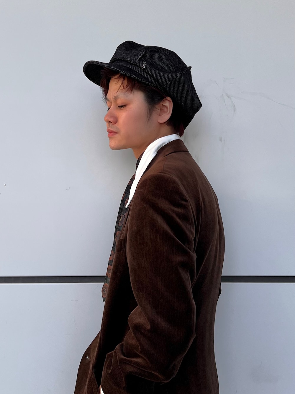 ブルー系のキャスケットを着用したメンズの冬コーディネートの3枚目の写真