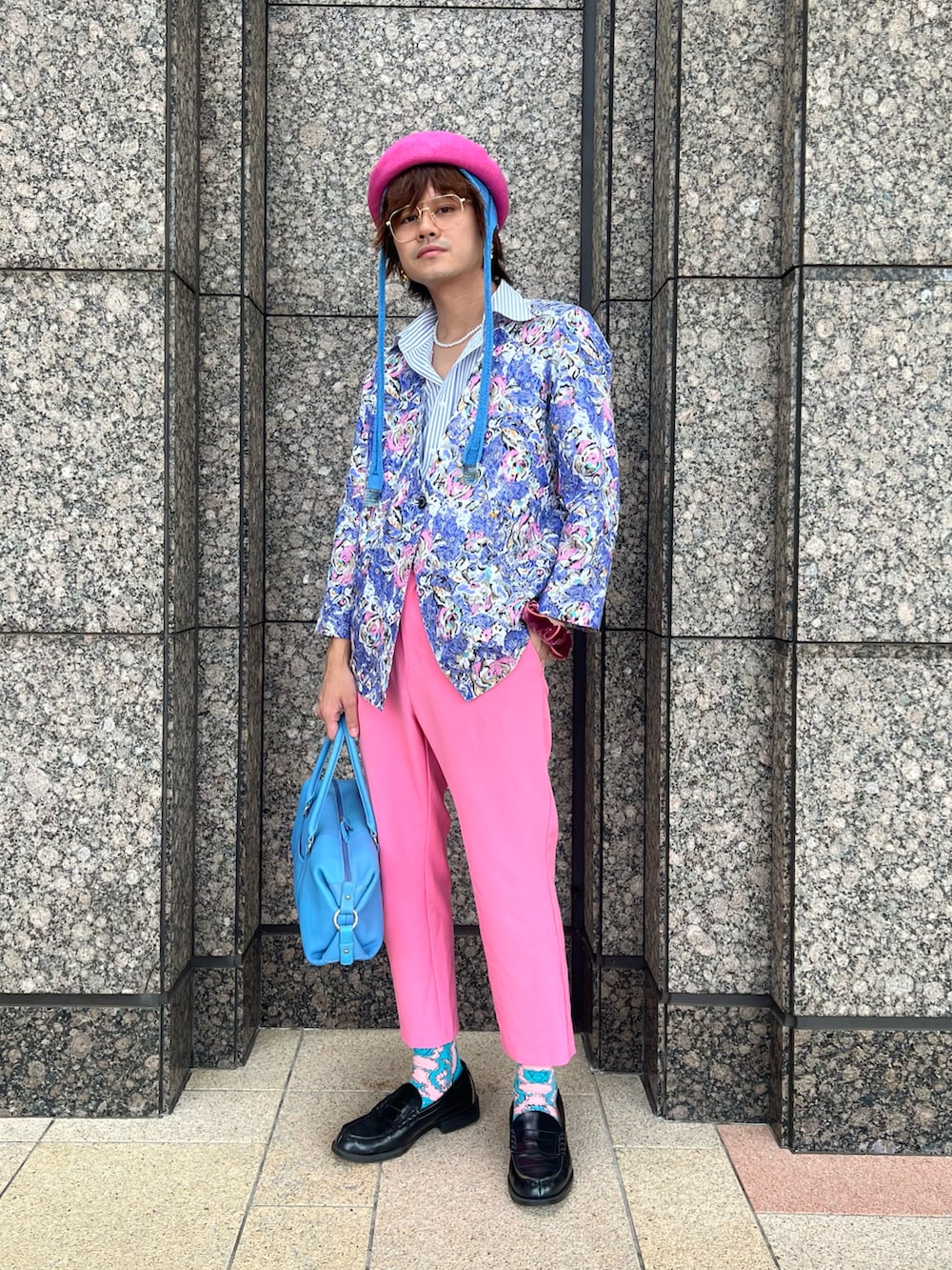 ブルー系のハンドバッグ、ピンク系のハンチング/ベレー帽、ブルー系のハットを着用したメンズの秋コーディネートの2枚目の写真