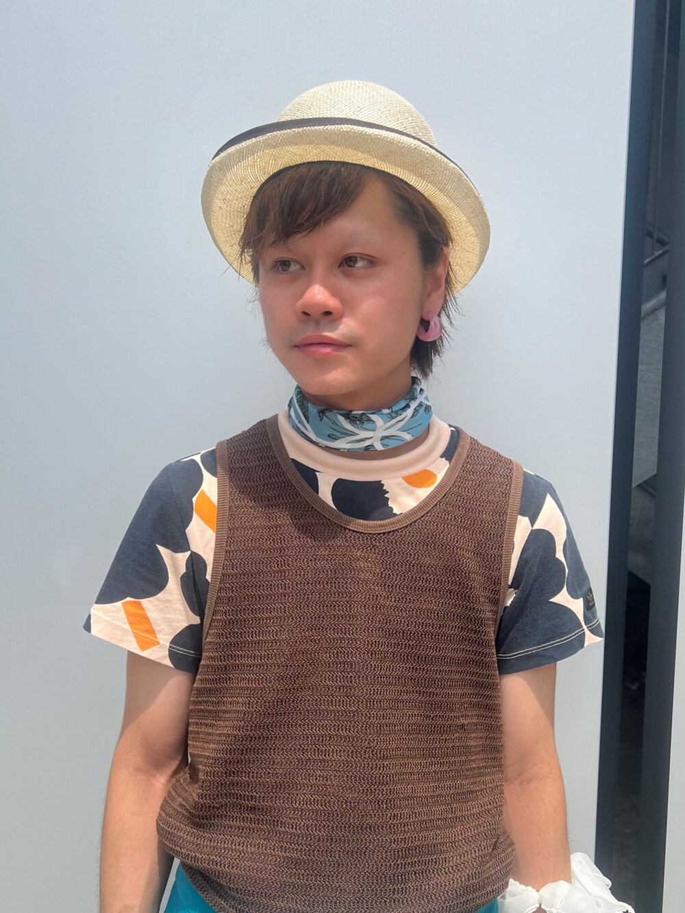 その他のTシャツ/カットソー、その他のTシャツ/カットソー、ベージュ系のハットを着用したメンズの秋コーディネートの4枚目の写真