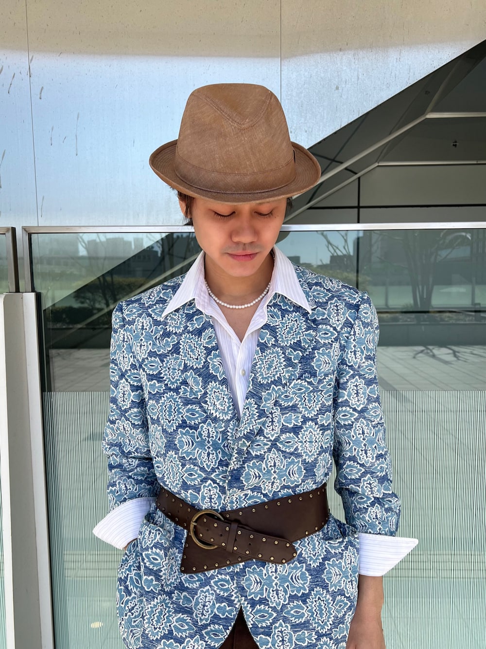 ブラウン系のハットを着用したメンズの春コーディネートの5枚目の写真